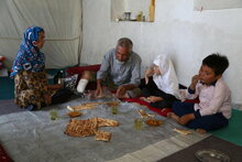 Une famille prend un repas chez elle à Mazar, en Afghanistan, le 15 septembre 2021. Le Programme alimentaire mondial aide les personnes déplacées et les familles vulnérables avec de la nourriture et de l'argent. Photo : PAM/Arete. 