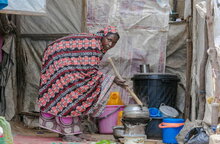 Photo: PAM/Oluwaseun Oluwamuyiwa, Une femme prépare un repas pour sa famille.