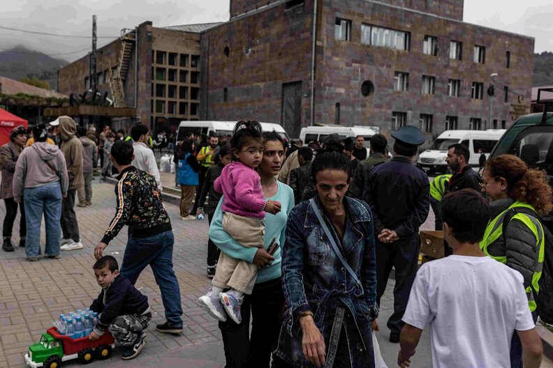 Refugees are seen in the center of town in Goris. ©AFP/ DIEGO HERRERA CARCEDO