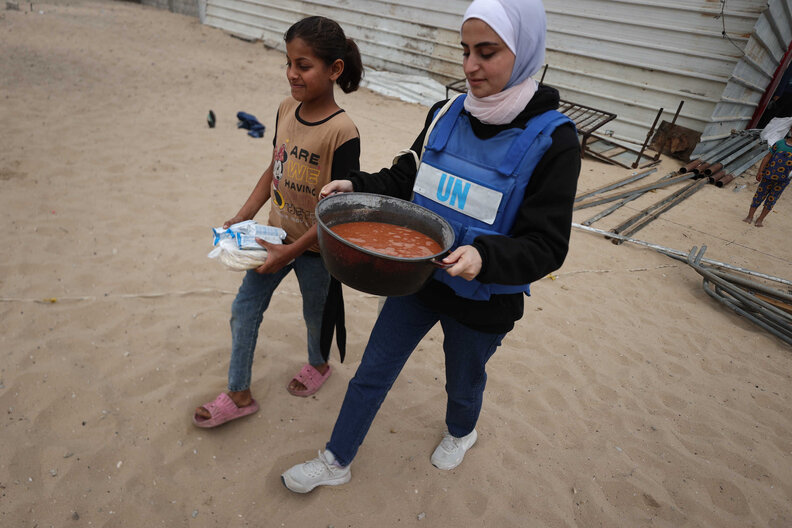 Support to community kitchens to provide hot meals to families who have been displaced multiple times