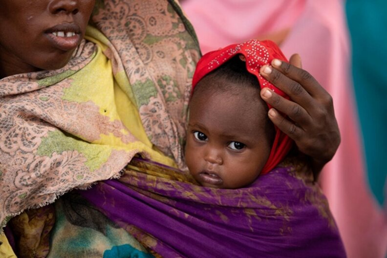 Somalie. Le petit Mushtaq (15 mois) dans les bras de sa mère Ayan (25 ans) au centre médical Kabasa MAM financé par le PAM | ©WFP/Samantha Reinders