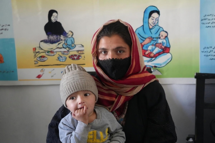 Sur cette photo, Shirin Gul, une mère venue avec son enfant souffrant de malnutrition dans un dispensaire soutenu par le WFP, explique que sa famille n'a pas assez à manger à la maison et n'a pas les moyens de préparer des repas nutritifs pour ses enfants.