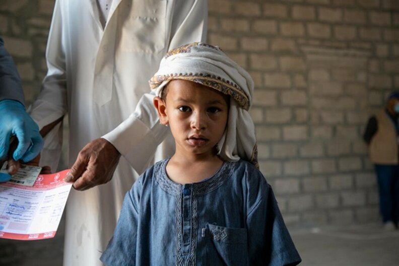 Yémen. Ali, 5 ans, à un point de distribution alimentaire à Marib Al Wadi| ©WFP/Annabel Symington