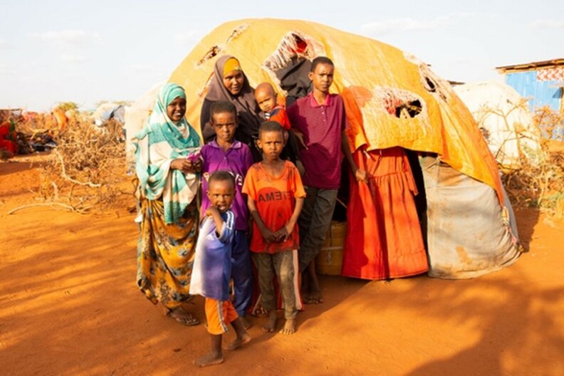 SOMALIE. Malyun, en charge d'une famille de dix personnes, reçoit une aide du PAM sous la forme d’argent mobile. | ©WFP/Gabrielle Menezes 