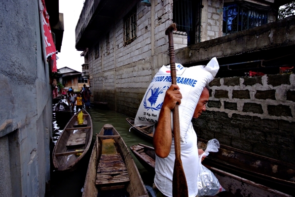 Le PAM envoie hélicoptères, bateaux et aide alimentaire aux Philippines
