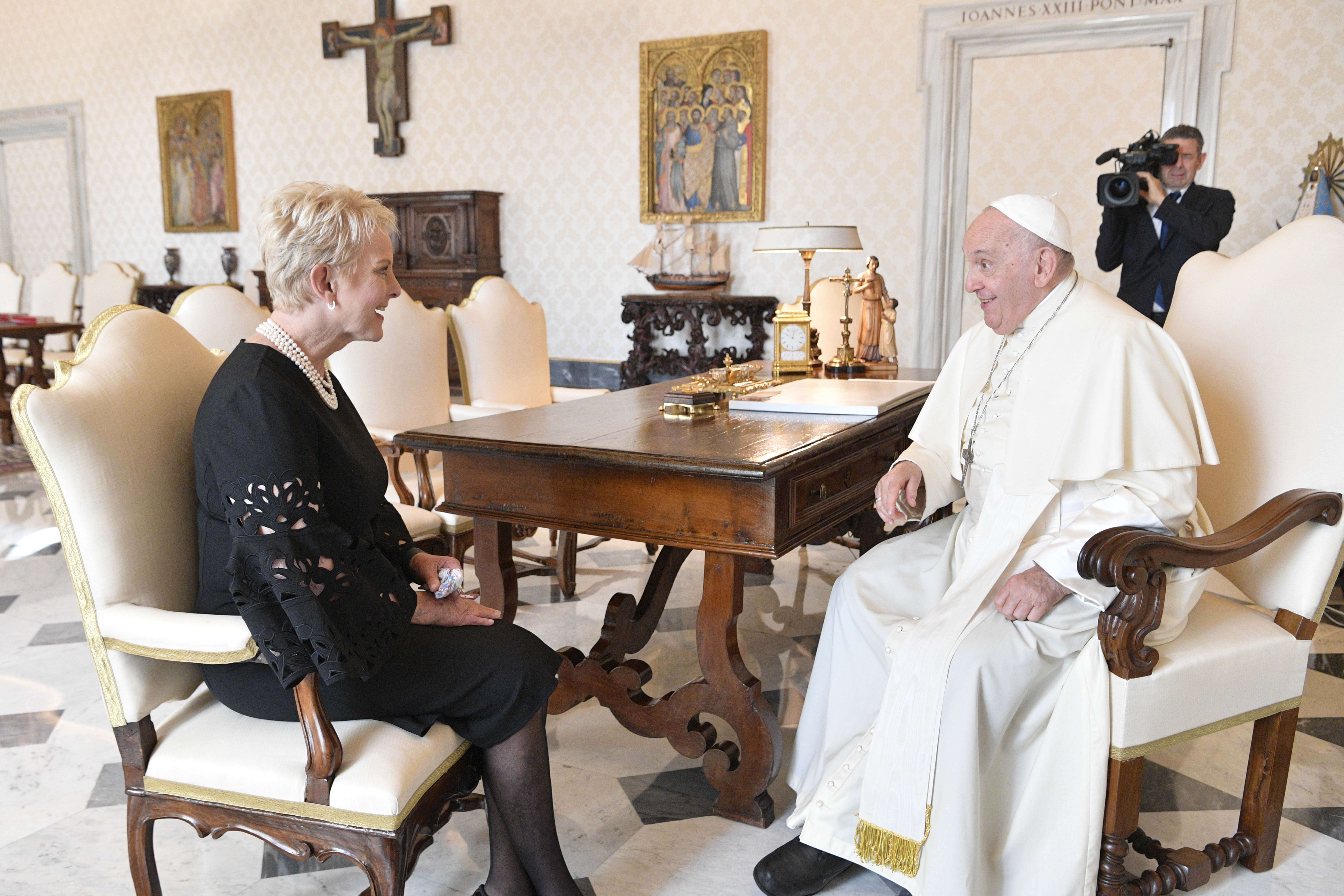Copyright Photo © Médias du Vatican. Mme Cindy McCain, directrice exécutive du Programme alimentaire mondial, audience avec le pape François.
