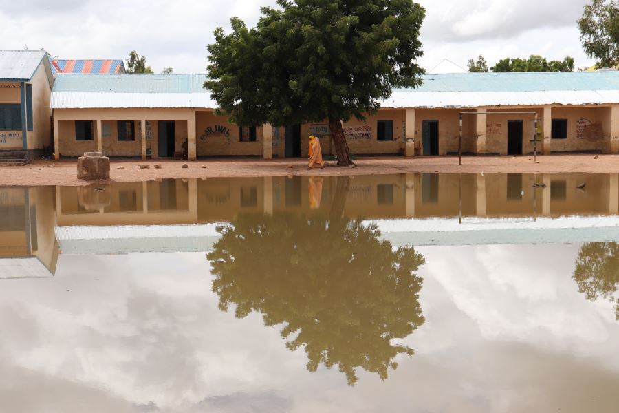Photo : PAM/Petroc Wilton. L'école primaire Hoawatako à Beletweyne, en Somalie, est presque déserte en raison de la montée des eaux.