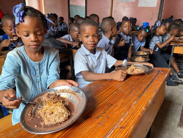  Photo: PAM/Alexis Masciarelli, les enfants de l'école primaire publique de Catherine Flon, dans la ville de Jérémie, en Haïti mangent leur repas chauds.