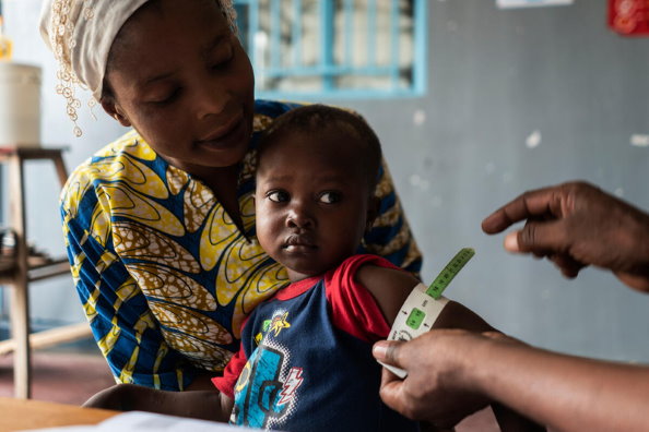 WFP/Arete/Fredrik Lerneryd. Un collègue du PAM, Francis Mpoyi, mesure le bras de bébé lors d'un contrôle de routine à Kalemie, en République démocratique du Congo, le 19 février 2021.