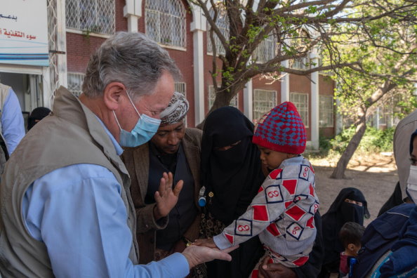 Photo: PAM/Mohammed Awadh, Yemen, district Al Sabeen, 9 Mars 2021  Mr. David Beasley Directeur Exécutif du PAM visite l'hôpital mères et enfants de Al Sabeen, un hôpital public de référence qui dispose d'un programme de prise en charge communautaire de la malnutrition aiguë, soutenu par le PAM et l'UNICEF.