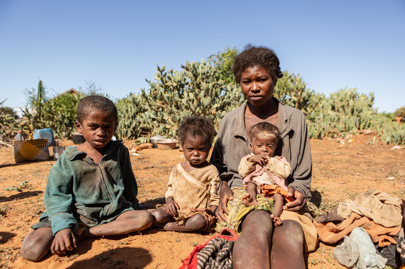 Photo : PAM/Tsiory Andriantsoarana. Une femme avec ses trois enfants souffrant de malnutrition dans le sud de Madagascar