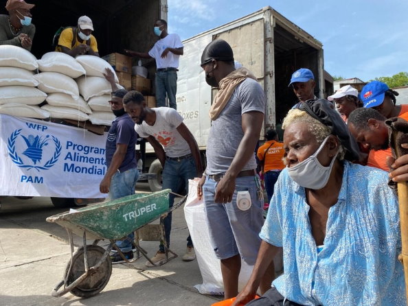 PAM/Alexis Masciarelli, une femme âgée attend de recevoir son aide alimentaire à Haïti, Grand Perrin, Les Cayes. devant un camion du PAM.