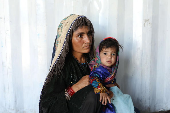PAM/Marco Di Lauro Une femme et son enfant dans un dispensaire de nutrition géré par le PAM et l'UNICEF près d'un camp de déplacés à la périphérie d'Herat.