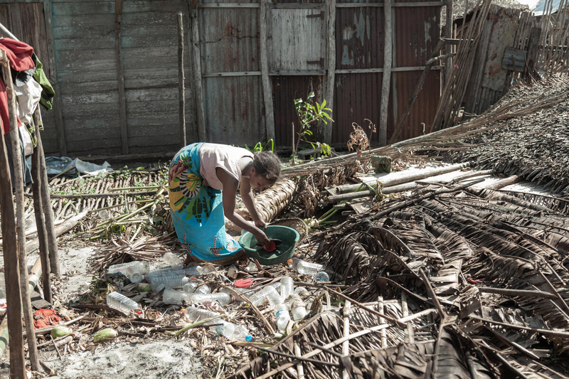 Photo : PAM/Photogallery. Une femme dans son quartier endommagé par le cyclone Batsirai, Madagascar.
