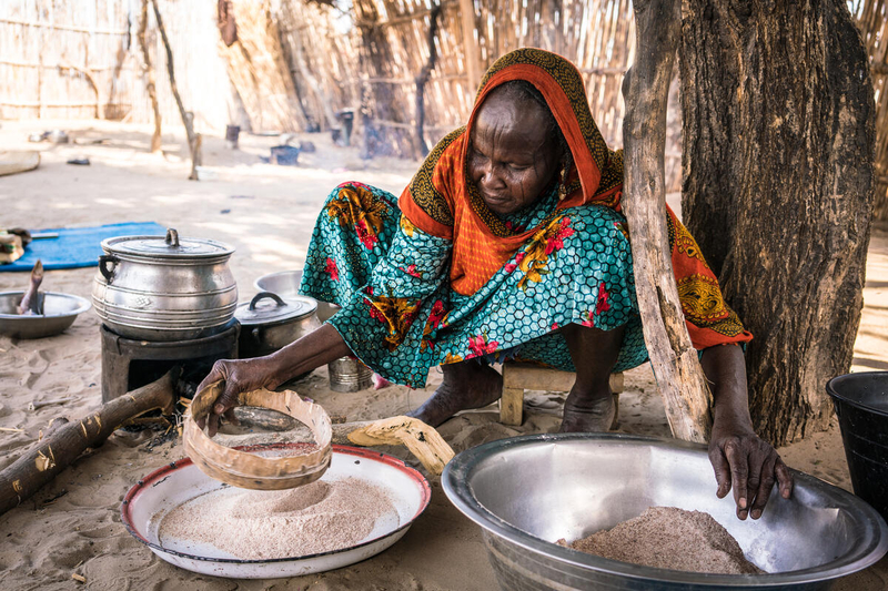 Photo : PAM/ Evelyn Fey. Yakoua - Tchad : Une femme d'un certain âge prépare un repas dans sa cuisine rurale.