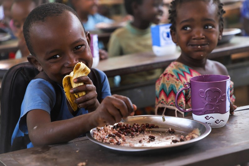 Les élèves ont servi le déjeuner à l'école primaire d'Alduba, dans le cadre du programme d'alimentation scolaire du WfP en Éthiopie, dans la zone d'Omo Sud.