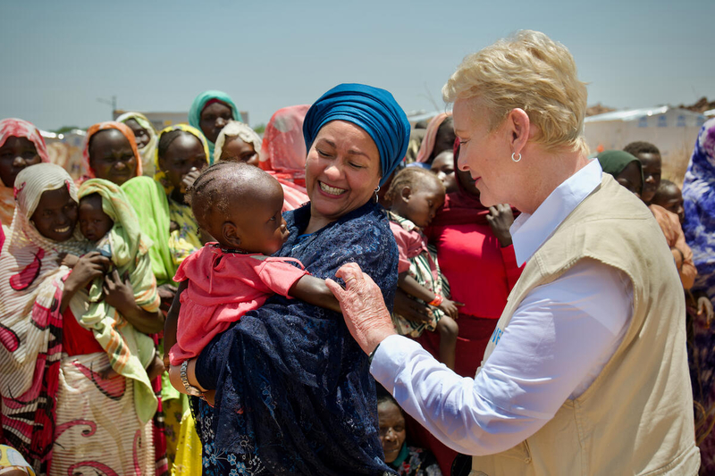 Mme Cindy McCain, directrice exécutive du Programme alimentaire mondial, et Mme Amina Mohammed, vice-secrétaire générale des Nations unies, visitent le camp de réfugiés de Farchana au Tchad.