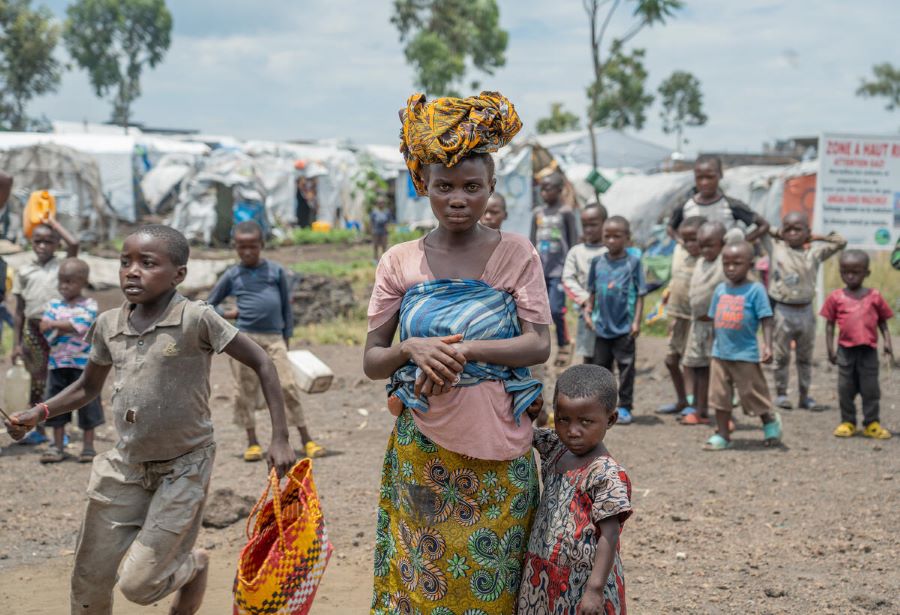 PAM/Benjamin Anguandia. Asifiwe est une mère de 24 ans qui a été déplacée depuis cinq mois. Elle a dû entreprendre un voyage long et ardu pour atteindre le camp situé à la périphérie de Goma. La vie dans le camp a été très difficile pour elle, surtout lorsqu'il s'agit de répondre à ses besoins fondamentaux tels que la nourriture et le logement.