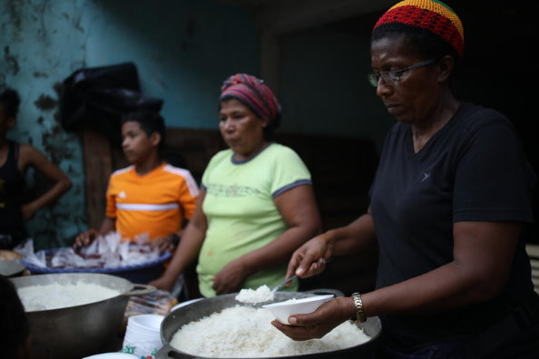 WFP/Oscar Duarte, des femmes préparant des repas gratuits pour les enfants de la communauté de Guililandia, touchée par les ouragans. Une partie du riz servi aux enfants provient du PAM.