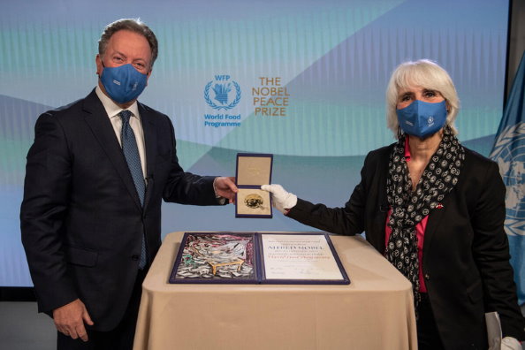  M. David Beasley, Directeur exécutif du Programme alimentaire mondial des Nations Unies, a reçu le Prix Nobel de la Paix 2020 décerné au PAM. Mme Lisa Pelletti Clark, Coprésidente du Bureau international de la paix, lauréate du Prix Nobel de la Paix en 1910, a remis le prix au nom du Comité Nobel norvégien. Photo : PAM/Rein Skullerud