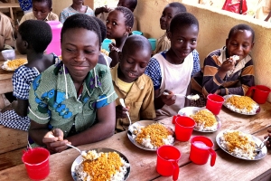 Les États-Unis soutiennent l’accès à des milliers d’enfants aux repas scolaires pour construire l’avenir de la Côte d’Ivoire
