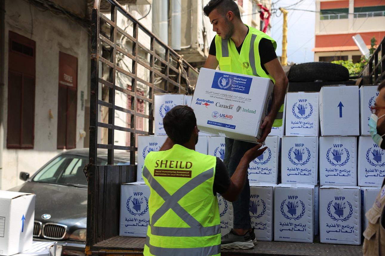 Des travailleurs déchargent l'aide alimentaire du PAM au Centre Karageusian à Beyrouth, Liban. PAM/ Ziad_Rizkallah 