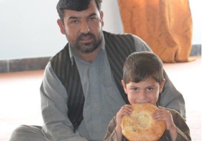Le PAM apporte une assistance humanitaire aux familles fuyant le conflit au Kunduz