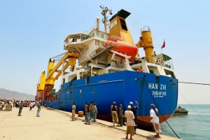 Yémen: un premier bateau du PAM accoste au port d'Aden