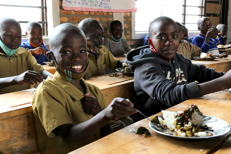 Donat, 9 ans, profite d'un repas scolaire fourni par le PAM avec ses camarades de classe. Photo : PAM/Emily Fredenberg
