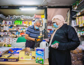 Falha dans sa boutique locale, l'une des 135 boutiques participant au programme de transferts monétaires du PAM en Cisjordanie. Photo : PAM/Elias Halabi