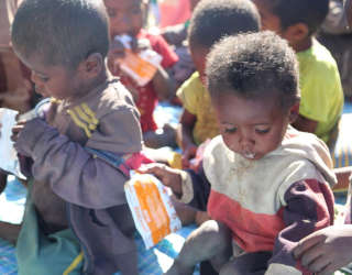 Des enfants souffrant d'insuffisance pondérale et de malnutrition sont soignés dans un centre de nutrition du district d'Ambovombe. Photo : PAM/Shelley Thakral