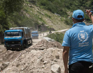 L'oxygène liquide donné par le gouvernement chinois a été acheminé à Katmandou depuis le port frontalier de Tatopani, à la frontière entre le Népal et la Chine, et transporté par camion jusqu'aux hôpitaux publics de Katmandou. Photo : PAM/Srawan Shrestha