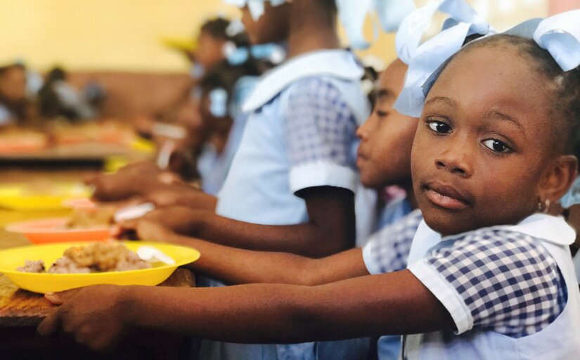 Des repas scolaires préparés avec 100 % de produits locaux, c’est possible en Haïti