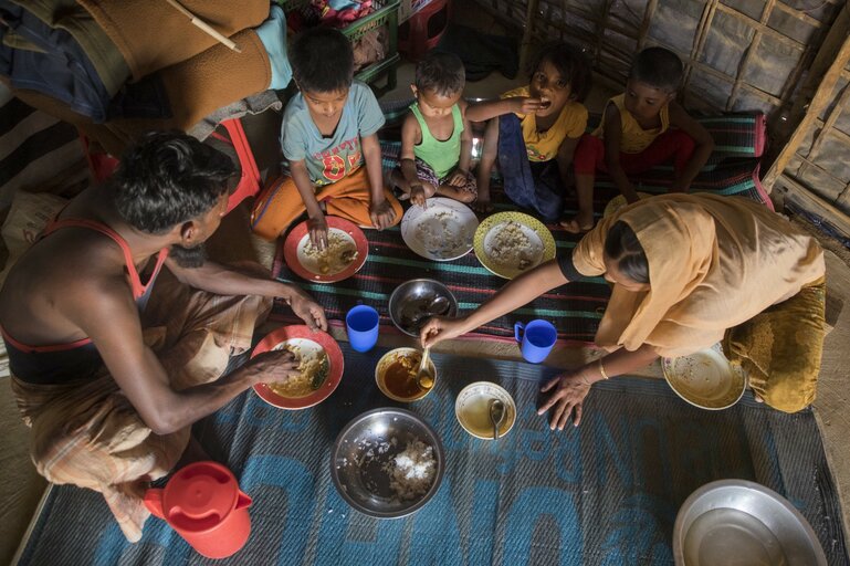 En images : les familles Rohingyas redécouvrent la joie des repas