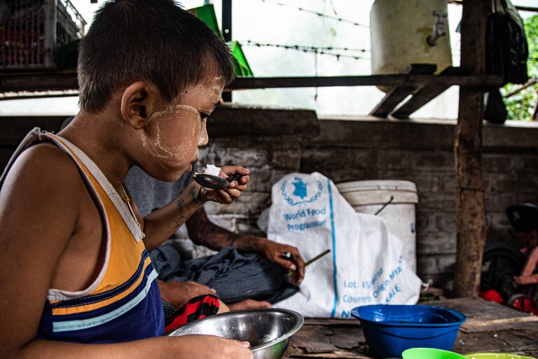 L'aide alimentaire du PAM arrive dans les campements improvisés de la périphérie de la ville de Yangon, alors que l'insécurité alimentaire s'accroît à la suite de la prise du pouvoir par l'armée.