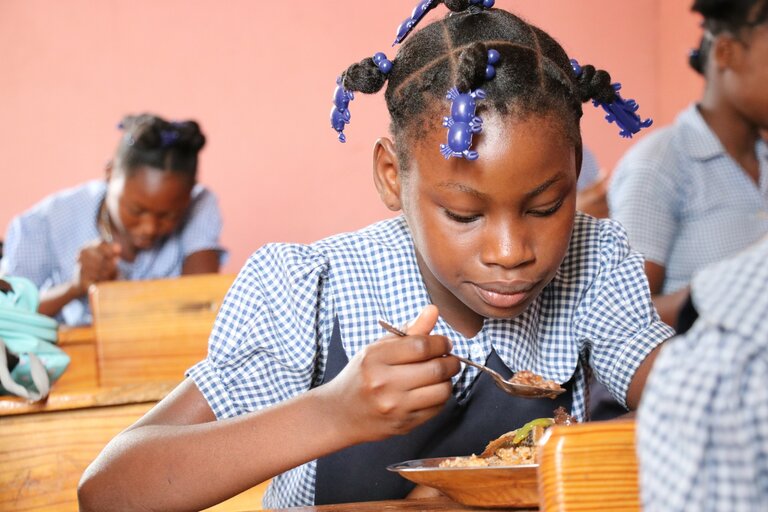 Une crise nutritionnelle se profile alors que plus de 39 milliards de repas scolaires ont été supprimés depuis le début de la pandémie – UNICEF et PAM
