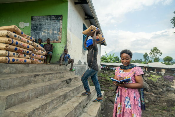 Le PAM fournit de la nourriture à des milliers de personnes déplacées de Goma après l'éruption du volcan