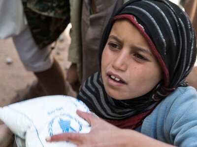 enfant saisissant un sac de vivres