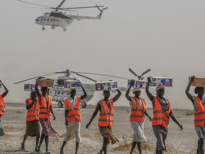 personnel transportant des colis d'assistance