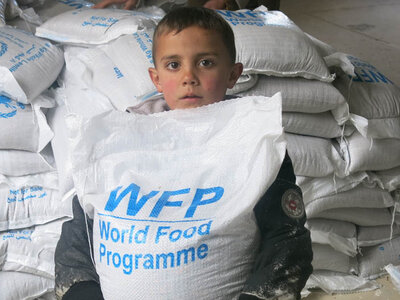 petit garçon avec un sac de vivres du WFP