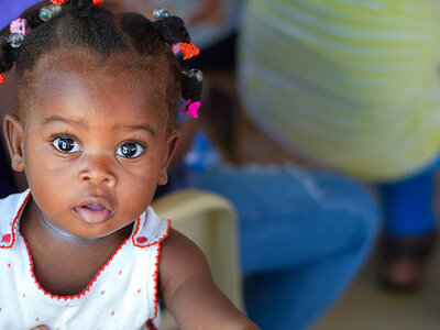 Un bébé dans l'un des centres de distribution du PAM en Haïti