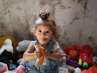 un enfant tient une collation du PAM