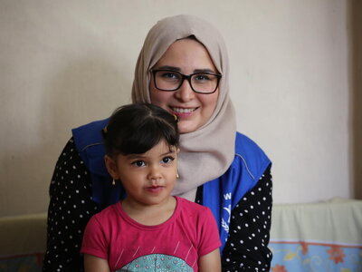 Un employé du PAM avec un enfant