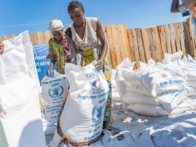 Distribution alimentaire d’urgence du PAM dans le camp de Bulengo, en périphérie de Goma, à l’est de la RDC. 