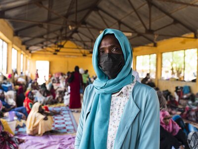 Te'ela après avoir soigné son enfant Altyeb, atteint de malnutrition, dans un centre de santé soutenu par le PAM dans l'État de Kassala.