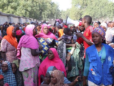 personnes à une distribution du WFP