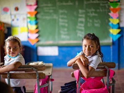 Écolières dans une salle de classe au Cambodge