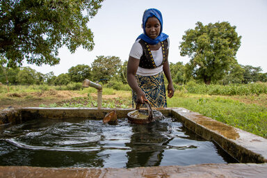 Une bénéficiaire de l'activité d'appui au marché des petits exploitants agricoles (SAMS), dans le jardin communautaire de Kodian, Nossombougou.