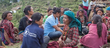 WFP/James Giambrone membre du personnel s'adressant à un groupe de bénéficiaires