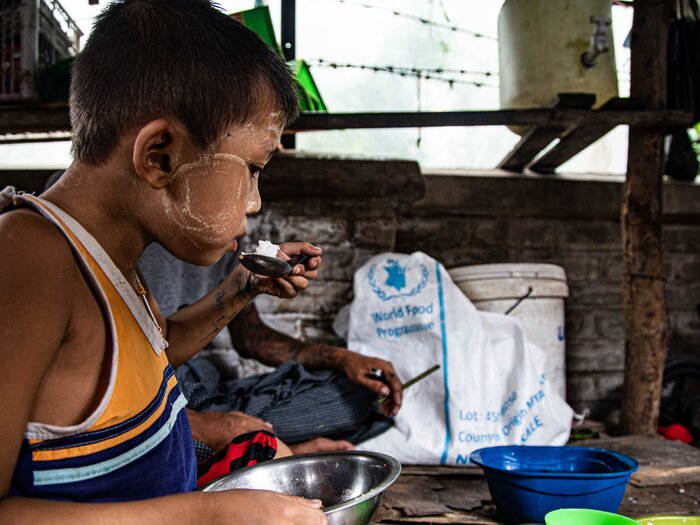 L'aide alimentaire du PAM arrive dans les campements improvisés de la périphérie de la ville de Yangon, alors que l'insécurité alimentaire s'accroît à la suite de la prise du pouvoir par l'armée.